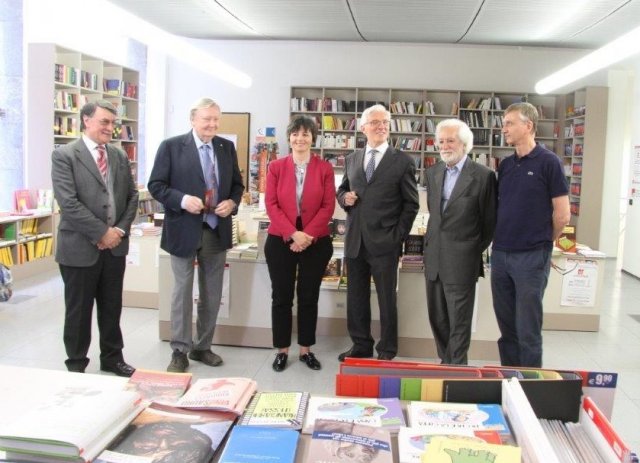 Incontro con Rubbia nella Libreria nuova Rinascita prima della Conferenza promossa dalla Nuova Libreria Rinascita, sulla Scienza e la Tecnica, con il premio Nobel e senatore a vita,Carlo Rubbia, e con la scienziata Maria Chiara Carrozza. Salone Vanvi